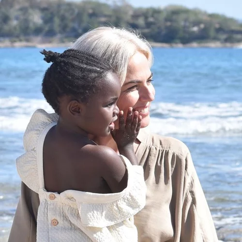 Η Χριστίνα Κοντοβά στόλισε το Χριστουγεννιάτικο δέντρο μαζί με την κόρη της, Ada