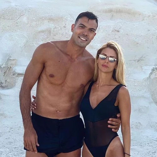 Ο Κώστας Σλούκας σε μία σπάνια δημόσια εμφάνιση με τη γοητευτική σύζυγό του, Μαρία Δαρσινού, και την κόρη τους