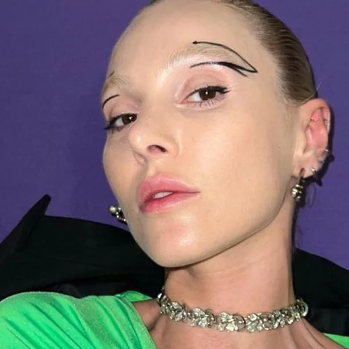 Η Τάμτα με μπλε φρύδια και piercings στο πρόσωπο | Το εκκεντρικό look που επέλεξε να φορέσει σε αγώνα NBA