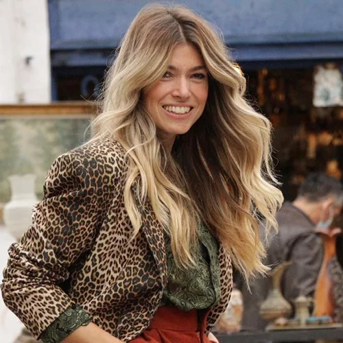 Ένα ξανθό κουκλάκι | Η Βάσια Κωσταρά εύχεται στη μητέρα της με φωτογραφίες από την παιδική της ηλικία