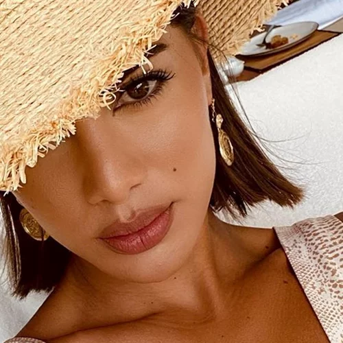 Βοηθάει ο ήλιος με τα σπυράκια; Μπορώ να μαυρίσω αν φοράω αντηλιακό; Απαντάμε στις κορυφαίες ερωτήσεις για τα αντηλιακά