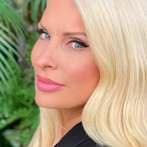 Η Ελένη Μενεγάκη μιλάει για την παρεξήγηση με τη φωτογραφία της κόρης της, Λάουρας | "Δεν είναι το παιδί μου! Μία μάνα κλαίει!"