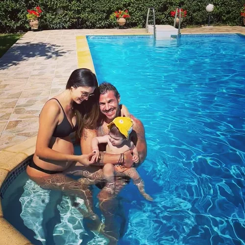 Άκης Πετρετζίκης | Φωτογραφίζει τη σύζυγό του αγκαλιά με την κόρη τους, λίγες ώρες μετά τη γέννησή της