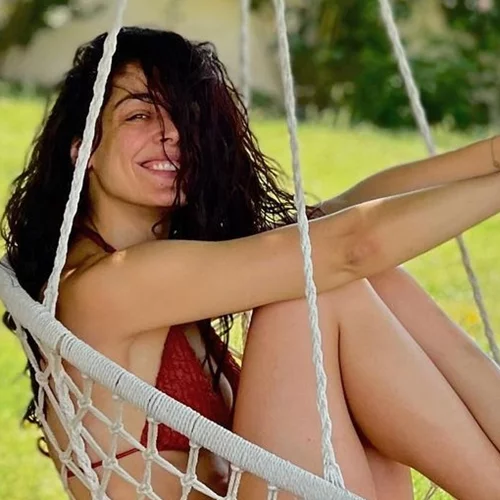 Η Ιωάννα Τριανταφυλλίδου φοράει τα πιο stylish γυαλιά ηλίου και μοιράζεται τις πιο χρήσιμες -ή και όχι- συμβουλές για τον καύσωνα