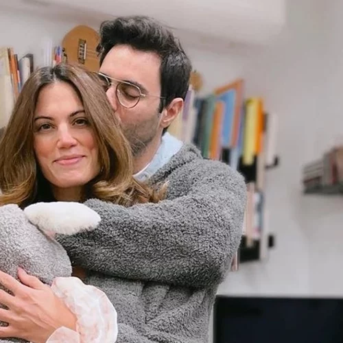 Μαίρη Συνατσάκη | Φωτογραφίζει τον Ίαν Στρατή να κάνει βόλτα την τεσσάρων μηνών κόρη τους, Ολίβια