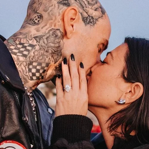 Η Kourtney Kardashian είναι έγκυος στο τέταρτό της παιδί και το ανακοίνωσε με τον πιο ιδιαίτερο τρόπο