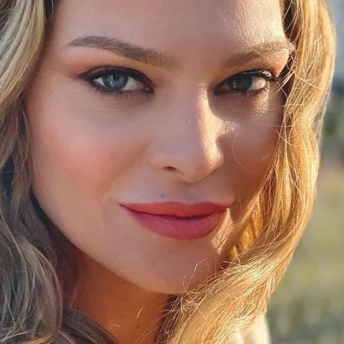 Υβόννη Μπόσνιακ | Στη Γλυφάδα με casual outfit και λευκά sneakers