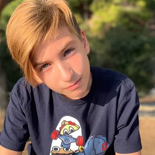 Ανδρέας Καρβέλας | Αυτός είναι ο cool, κατάξανθος γιος της Αννίτας Πάνια και του Νίκου Καρβέλα