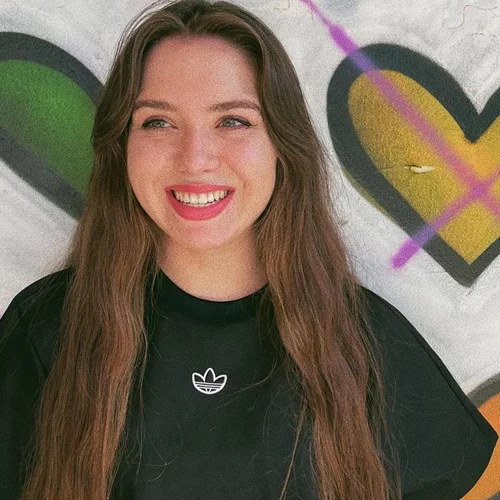 Νικόλ Σαραβάκου | Η κόρη του παλαίμαχου ποδοσφαιριστή είναι ένα πανέμορφο και ταλαντούχο πλάσμα