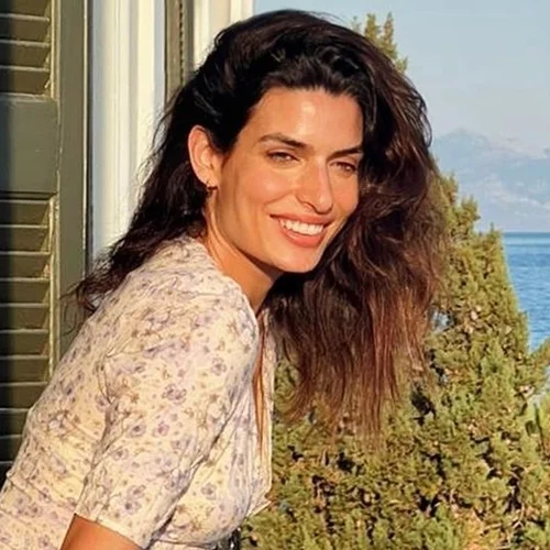 Σπαστά μαλλιά | 10 καλοκαιρινά χτενίσματα της Τόνιας Σωτηροπούλου που πρέπει να αντιγράψεις σήμερα κιόλας