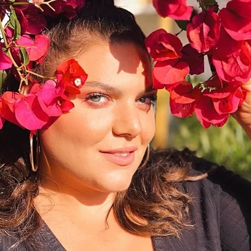 Δανάη Μπάρκα | Ποζάρει με μαύρα εσώρουχα στον πάγκο της κουζίνας της βάζοντας "φωτιά" στο Instagram