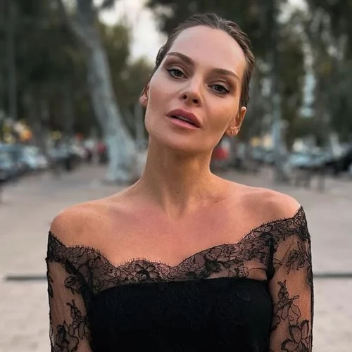 Η Υβόννη Μπόσνιακ φόρεσε το κραγιόν που κάνει τις μελαχρινές να δείχνουν πολύ γοητευτικές