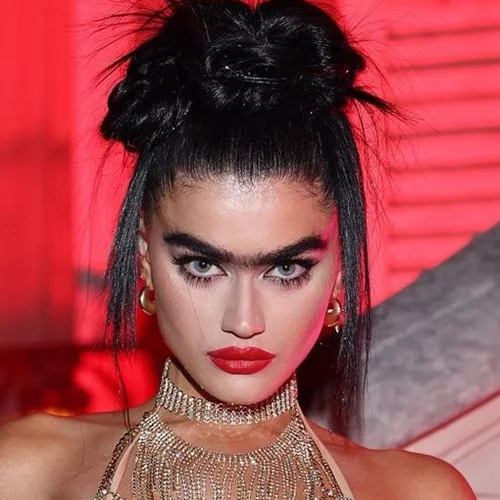 Η διακόσμηση του σπιτιού της Σοφίας Χατζηπαντελή είναι εκκεντρική όσο και εκείνη | Τέχνη, vintage έπιπλα και minimal στοιχεία