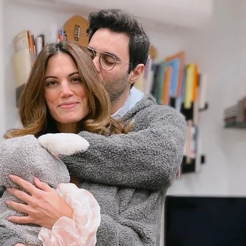 Ο Ίαν Στρατής τραγουδάει για την τεσσάρων μηνών κόρη του, μέσα από το δωμάτιό της, και "λιώνει" το Instagram