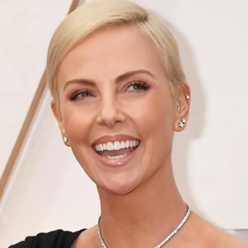 Η Charlize Theron απαντά στα σχόλια που τη θέλουν να έχει κάνει πλαστική στο πρόσωπό της