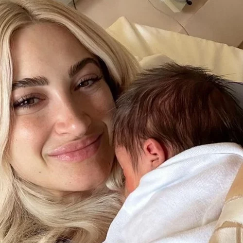 Η Ιωάννα Τούνη δείχνει το σώμα της 35 μέρες μετά τη γέννηση του γιου της