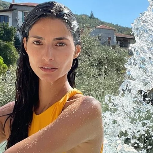 Do it like her | Η Ηλιάνα Παπαγεωργίου μόλις φόρεσε το απόλυτο μαγιό για γυναίκες με μικρό στήθος