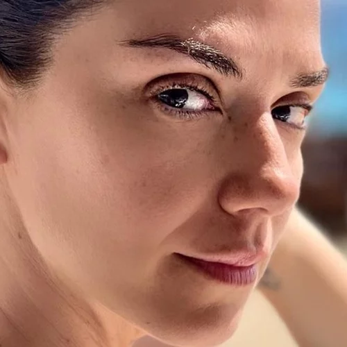 Εύα Τσιμιτσέλη | Με πιασμένα τα μακριά της μαλλιά σε μία χαλαρή πλεξούδα, ποζάρει πάνω σε ένα πλοίο θυμίζοντας κάρτ ποστάλ