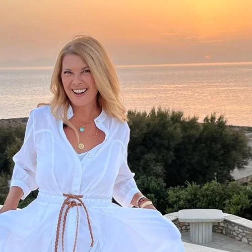 Το total white το σωστό | Η Σοφία Αλιμπέρτη ξέρει πώς να φορέσει σωστά ένα ολόλευκο σύνολο