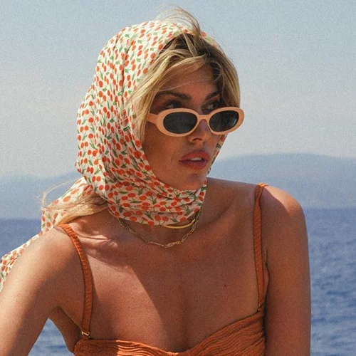 Το vintage αξεσουάρ μαλλιών που λατρεύουν οι Ελληνίδες, αλλά και οι ξένες celebrities φέτος το καλοκαίρι