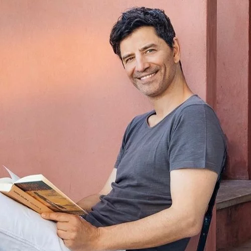 Νίκος Ρουβάς | O μικρός αδερφός του Σάκη Ρουβά ασχολείται με τη μουσική και η φωνή του μοιάζει εκπληκτικά με του Έλληνα star