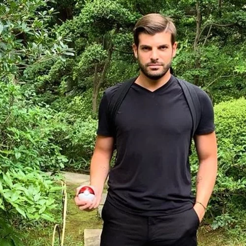 O Φίλιππος Τσαγκρίδης ποζάρει αγκαλιά με την Κάθριν Εμπειρίκου επιβεβαιώνοντας τη σχέση τους