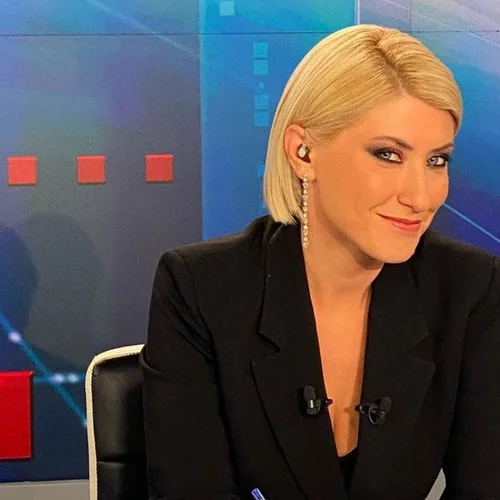 Η Σία Κοσιώνη οδηγάει βέσπα στο κέντρο της Αθήνας και κάνει βόλτα με τον γιο της, Δήμο Μπακογιάννη