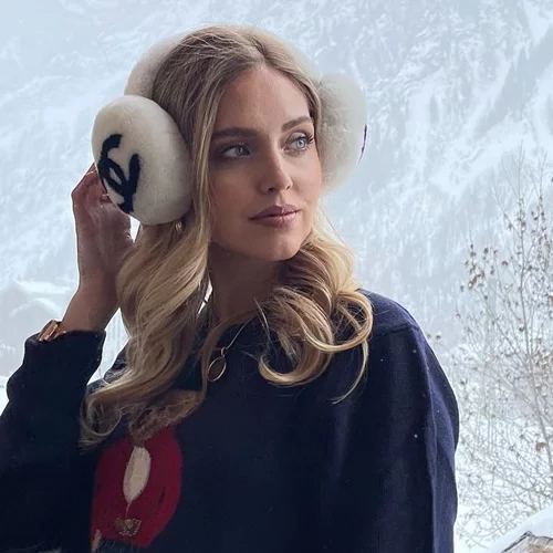 Τα χτενίσματα που επιλέγουν οι πιο stylish γυναίκες για τις βόλτες τους στα χιόνια