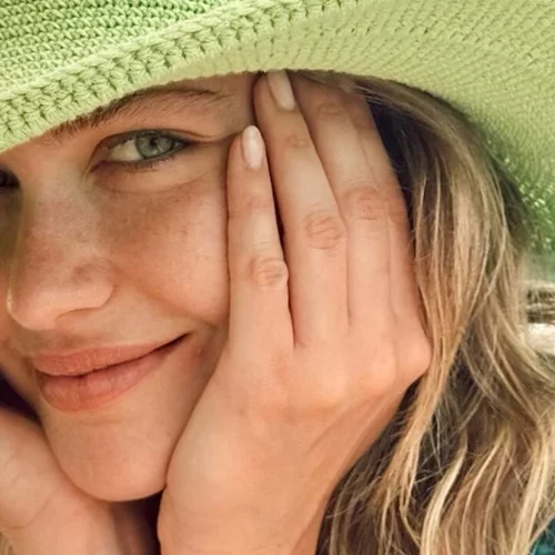 Η Κλέλια Ανδριολάτου με το κομψό χρώμα νυχιών που έχει αντικαταστήσει το nude