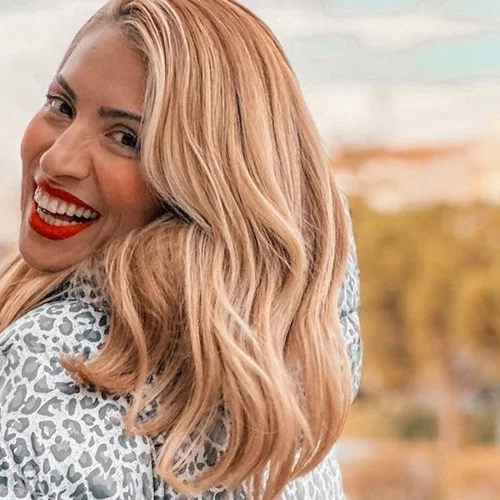 Η Μαρία Ηλιάκη με πορτοκαλί φόρμες στο κέντρο της Αθήνας | Η casual εμφάνιση στο πλευρό του συντρόφου της, Στέλιου Μανουσάκη