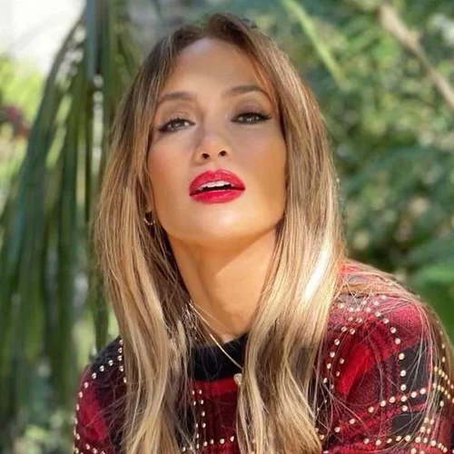 H Jennifer Lopez έκανε το ιδανικό χτένισμα για τα πάρτι του καλοκαιριού