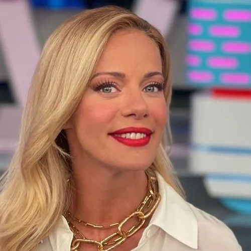 Το total black look της Ζέτας Μακρυπούλια και η στιλιστική "πινελιά" που το απογείωσε