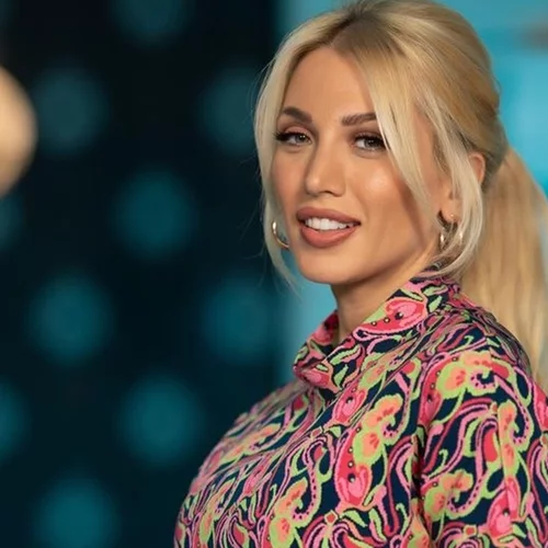 Η Κωνσταντίνα Σπυροπούλου με πιο κοντά μαλλιά από ποτέ | Η μεγάλη αλλαγή στην εμφάνισή της 6 μήνες μετά τη γέννηση του γιου της