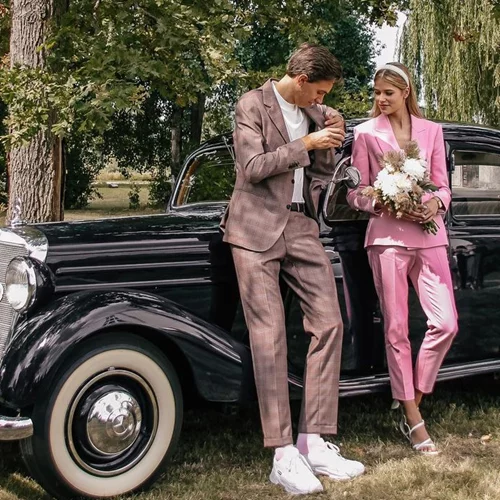 Η νύφη που παντρεύτηκε με ροζ κοστούμι Zara και έγινε viral στο Tik Tok