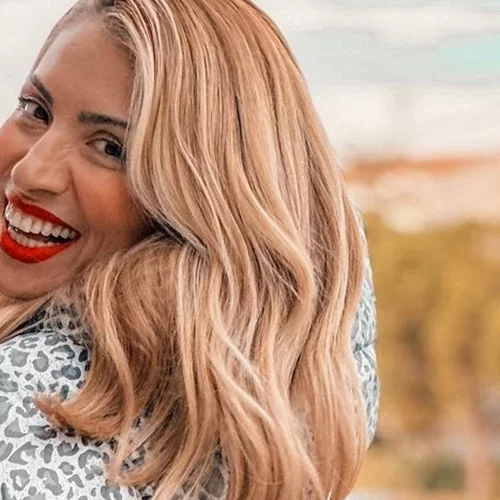 Μαρία Ηλιάκη | Μας ξεναγεί για πρώτη φορά στη μοντέρνα κουζίνα του νέου της σπιτιού με τα κατακόκκινα πλακάκια