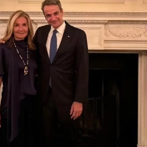 Μαρέβα Μητσοτάκη | Τα κοσμήματα με συμβολικό χαρακτήρα που φόρεσε στο ταξίδι της στην Ουάσινγκτον