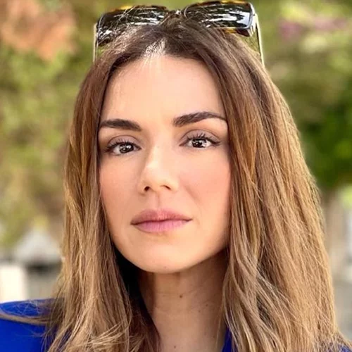 Η πανέμορφη κόρη της Βάσως Λασκαράκη μάς λέει την πιο γλυκιά καλημέρα από τον καταπράσινο κήπο του σπιτιού τους