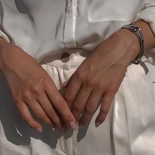 7 χρώματα νυχιών που κάνουν ακόμα και το πιο basic σύνολο να δείχνει ακριβό