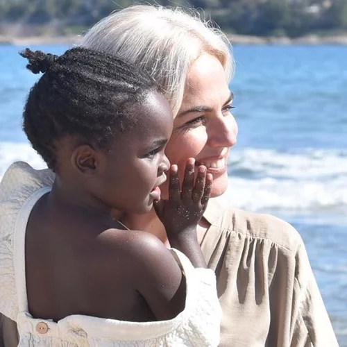 Η κόρη της Χριστίνας Κοντοβά είναι το πιο χαριτωμένο κορίτσι - Δείτε τη μικρή Ada να διαβάζει βιβλία στο κρεβάτι της μαμάς της