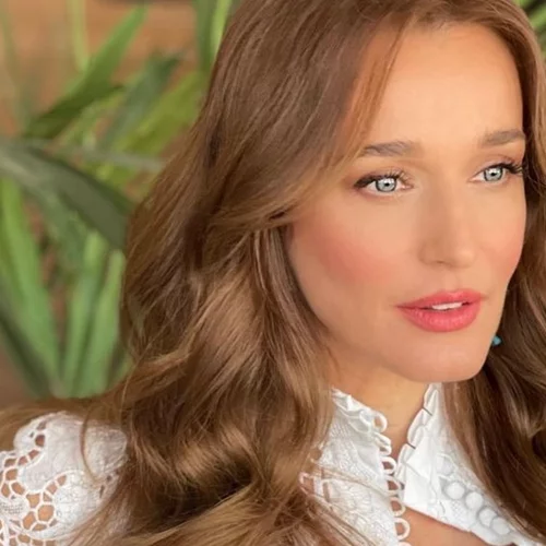 Η Αναστασία Ρουβά ήταν το πιο γλυκό και όμορφο, ξανθό κοριτσάκι | Δείτε την σε ηλικία 2 ετών στην αγκαλιά της Κάτιας Ζυγούλη