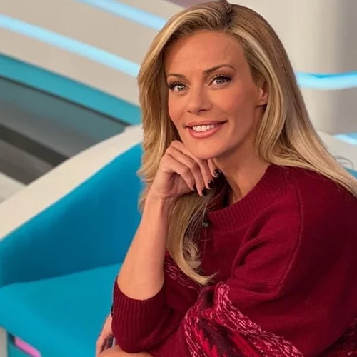 Ζέτα Μακρυπούλια | Ποζάρει με λευκό, ολόσωμο μαγιό και αποδεικνύει πως είναι μία καλλονή