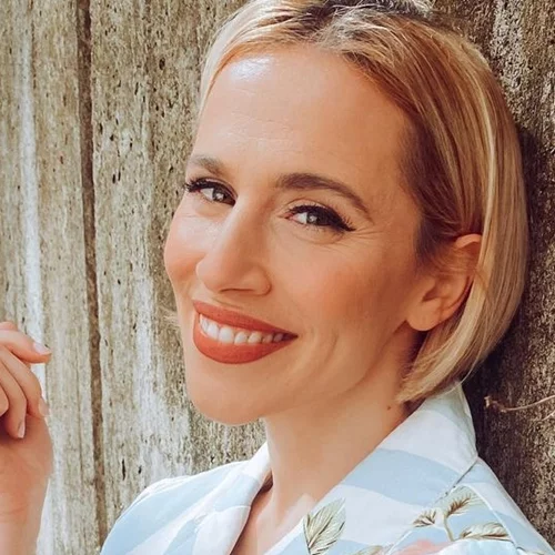 Νάντια Μπουλέ | Μας δείχνει την καλογυμνασμένη πλάτη της φορώντας το πιο εντυπωσιακό εξώπλατο φόρεμα