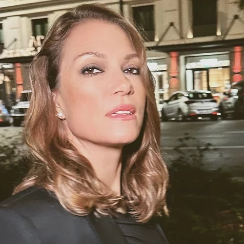 Winter Mani | Η Βίκυ Καγιά με το χρώμα που ταιριάζει τέλεια σε κοντά νύχια