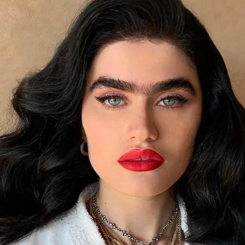 Σοφία Χατζηπαντελή | 15 φωτογραφίες της νέας κριτού του GNTM που αποδεικνύουν ότι το unibrow είναι το πιο όμορφο beauty statement