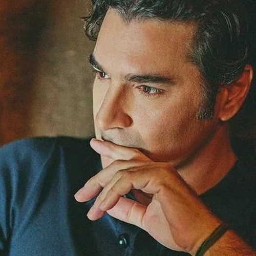 Ο Χριστόφορος Παπακαλιάτης έχει το πιο φωτεινό και "ζεστό" σπίτι | Το συγκλονιστικό μπαλκόνι και η ευρύχωρη κουζίνα