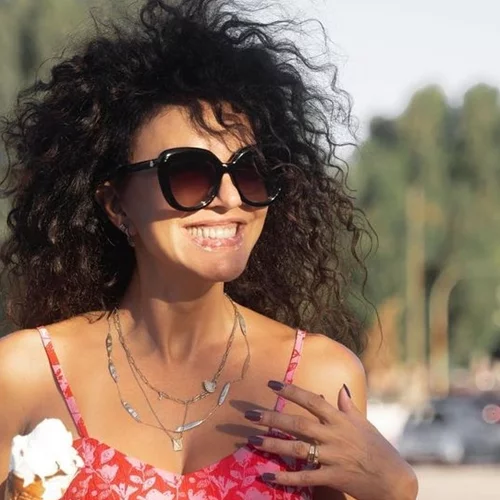 Η Μαρία Σολωμού με κοντό καρέ | Η αδημοσίευτη φωτογραφία απ' όταν ήταν 17 χρονών