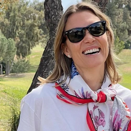 Τα παιδιά της Βίκυς Καγιά έγιναν παρανυφάκια σε κρητικό γάμο | Το λουλουδένιο στεφάνι στα κατάξανθα μαλλιά της Μπιάνκα και οι μπούκλες του Καρόλου