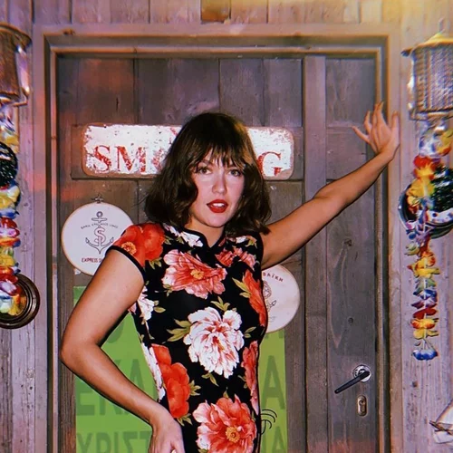 Μία ξανθιά "Λολίτα" | Η Κλέλια Ανδριολάτου ποζάρει με φούξια φόρεμα στα πρώτα της βήματα