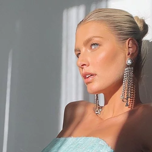 Μαίρη Βυτινάρος | Υποδέχεται νωρίτερα το καλοκαίρι φορώντας σέξι cut out μαγιό