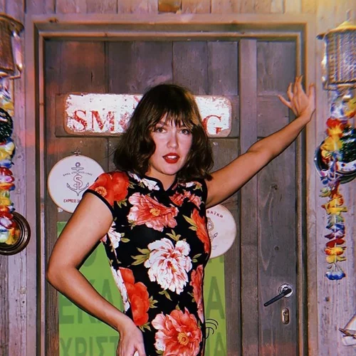 Έχεις καρέ μαλλιά; Η Κλέλια Ανδριολάτου προτείνει 3 glam χτενίσματα που θα απογειώσουν την κουπ σου